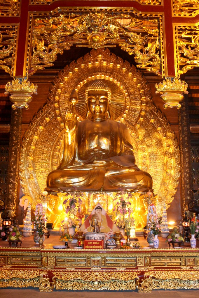 Largest gild bronze Buddha Shakyamuni statue