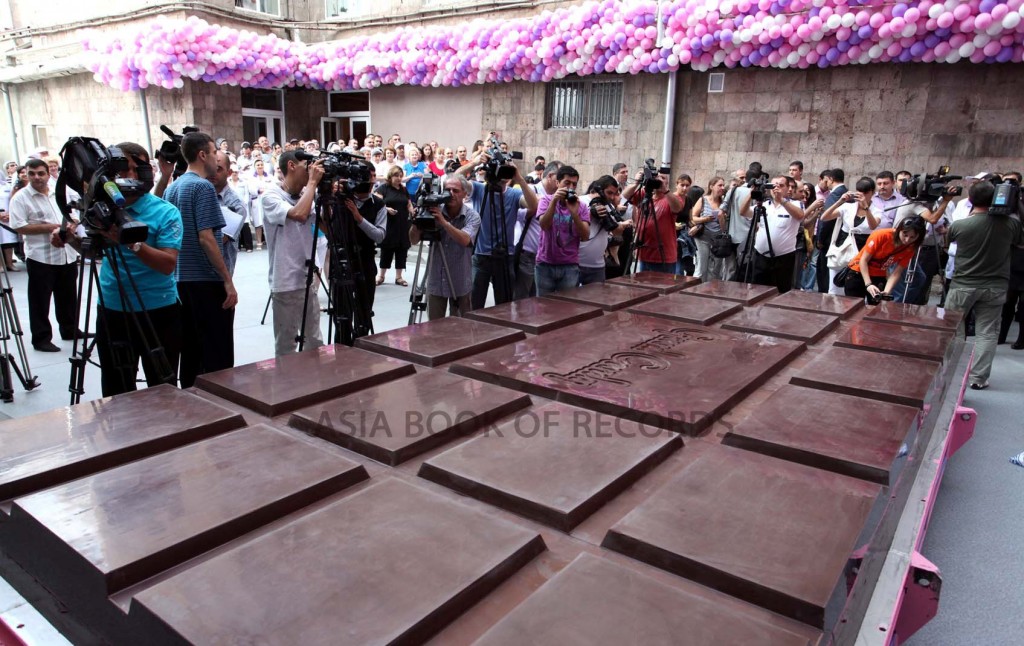 LARGEST CHOCOLATE BAR