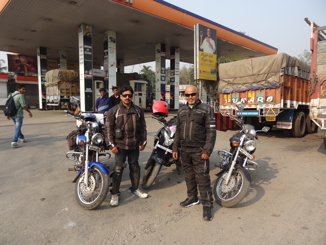 LONGEST MOTORCYCLE JOURNEY WITHIN A SINGLE COUNTRY (TEAM)