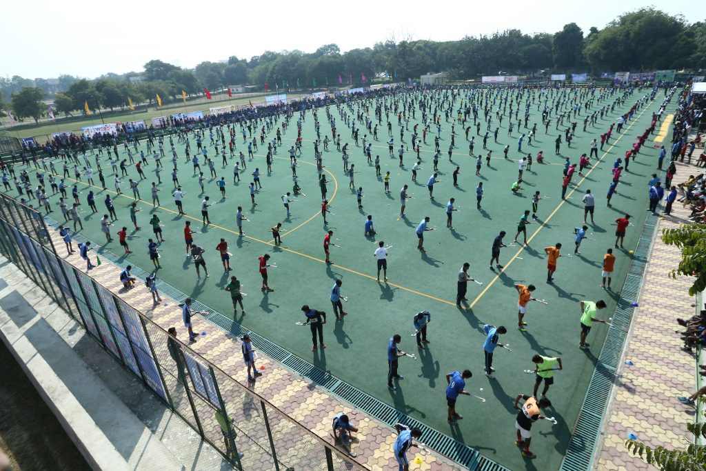 MOST PARTICIPANTS JUGGLING HOCKEY BALL TOGEHER