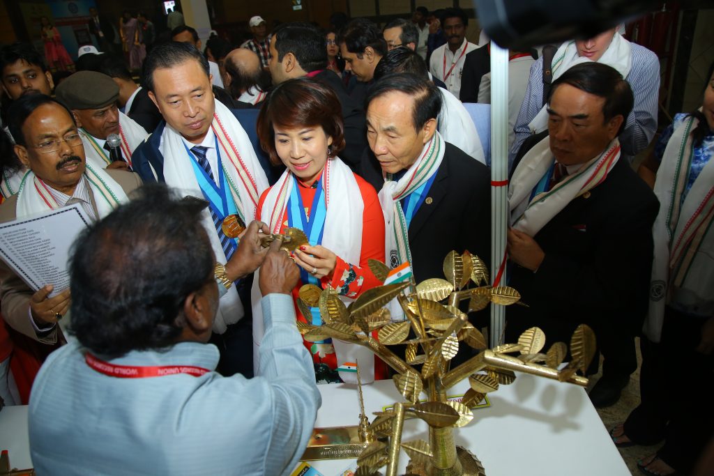 Record Holders exhibiting their records