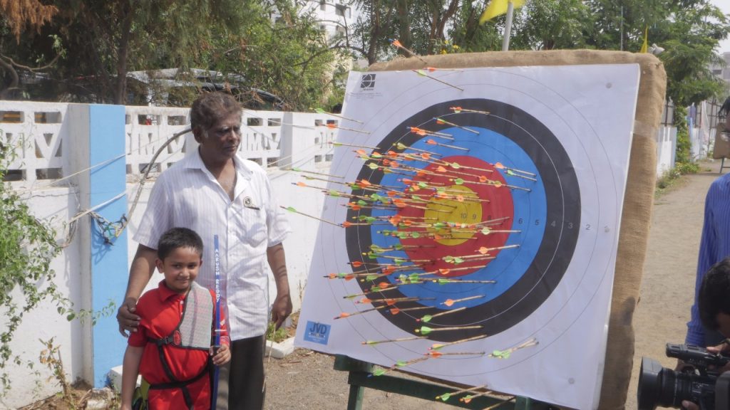 YOUNGEST TO SHOOT MOST ARROWS IN LEAST TIME IN 122 cm FACE Asia Book