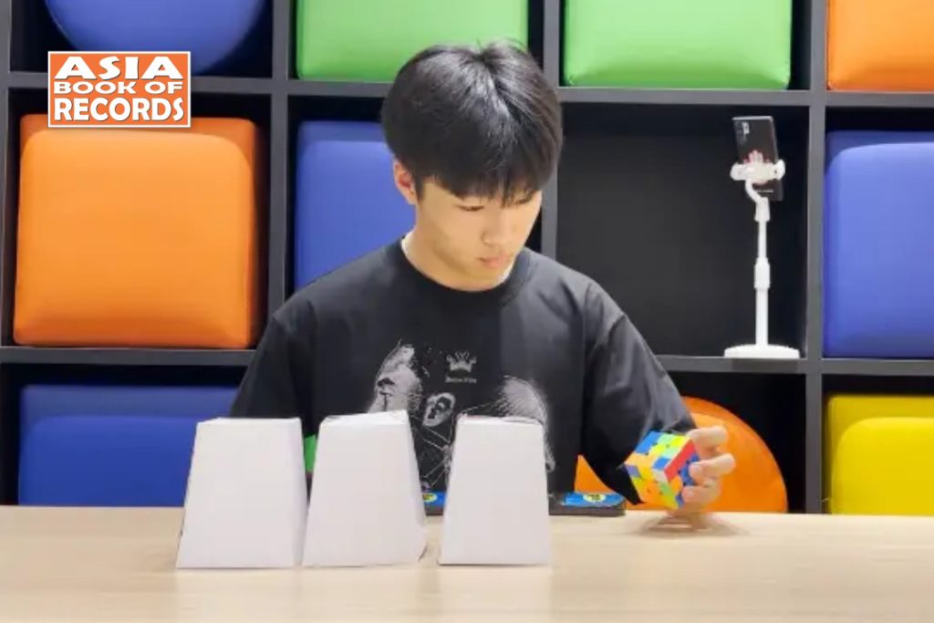 Fastest teen to solve 5 Rubik’s cubes with one hand - Asia Book of Records