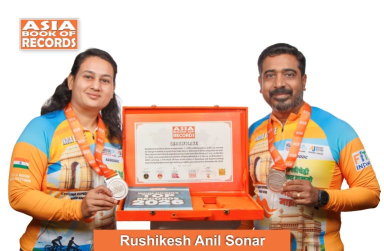 Fastest couple to cycle from India Gate to Gateway of India