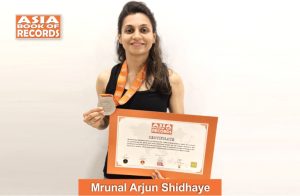 Image of Mrunal Arjun Shindhaye, Longest duration to perform the plank pose with additional weight by a female.