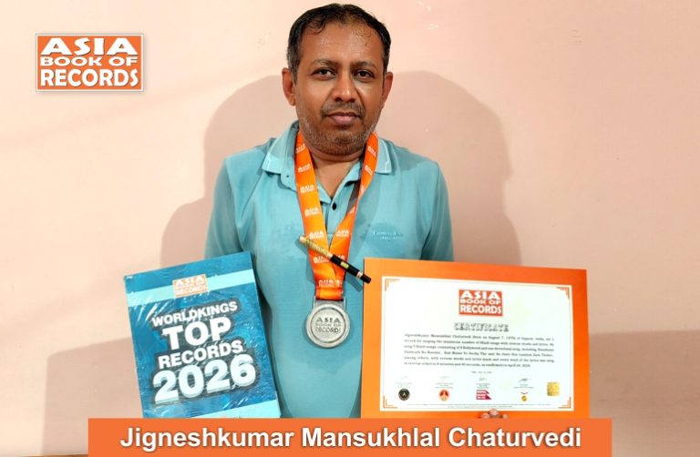Pic of Jigneshkumar Mansukhlal Chaturvedi, Maximum Hindi songs sung with reverse words and lyrics by an individual.