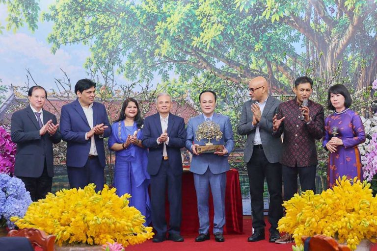 Hanoi Celebrates ‘Vườn Tình Yêu – Prem Ki Surdhara’ A grand Hanoi celebration marked the success of Vườn Tình Yêu – Prem Ki Surdhara.