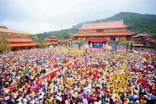 Ba-Vang-Pagoda-Shines-with-Dual-World-Records-29
