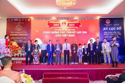 Grand-Reunion-of-World-Record-Presidents-in-Vietnam-164