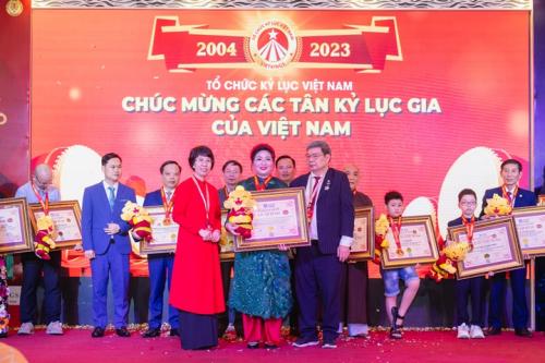 Grand-Reunion-of-World-Record-Presidents-in-Vietnam-174